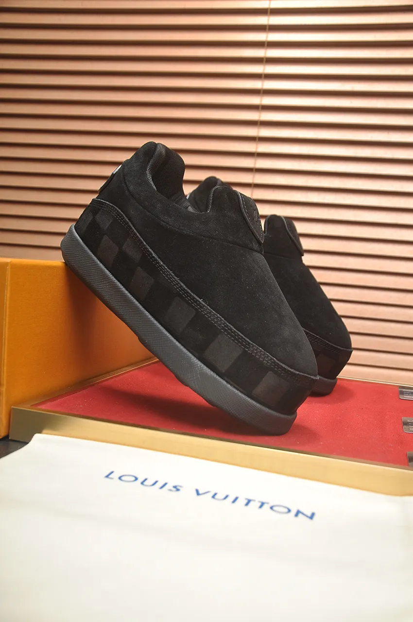 Men's men's shoes💰700💶 🔥New style🔥 LV co-branded nigo, ugly and cute😍Many Internet celebrities have put on their shoes, classic and versatile items.  ❄️Fabric: Imported high mercerized cow suede. ❄️Inner lining: high-grade elastic mesh, ❄️Outsole: original molded outsole, palm print rubber outsole with hidden L letter and Monongram flower ❄️Size: Female 35-41 (Female 41 customized), Male 39-46 (45-46 customized)